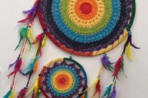 como hacer faciles y hermosos atrapasueños a crochet