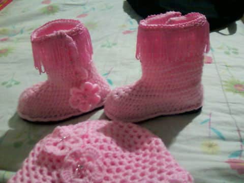 botas tejidas a crochet para niña sencillas