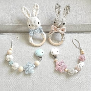 conejos tejidos a crochet para recuerdo