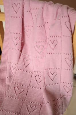 modelos de colchas tejidas a crochet con corazones