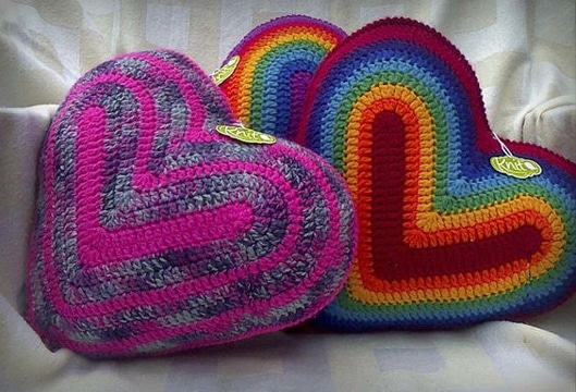 como hacer un corazon a crochet cojines decorativos
