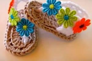 imagenes de zapatos tejidos para bebe con flores