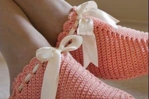 unas confortables pantuflas tejidas a crochet para mujer