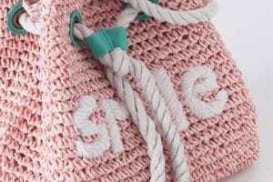 originales y modernos bolsos tejidos a crochet para niña