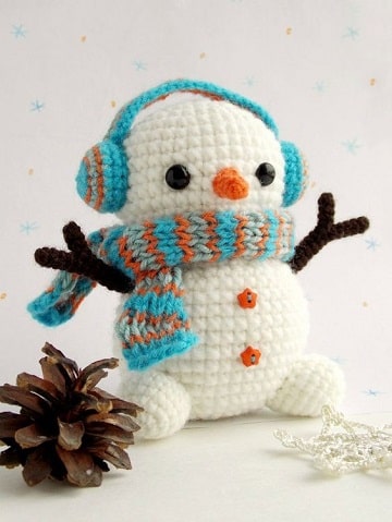 muñeco de nieve tejido a crochet con bufanda