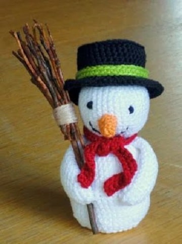 muñeco de nieve tejido a crochet con escoba