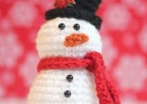 un muñeco de nieve tejido a crochet para cada espacio