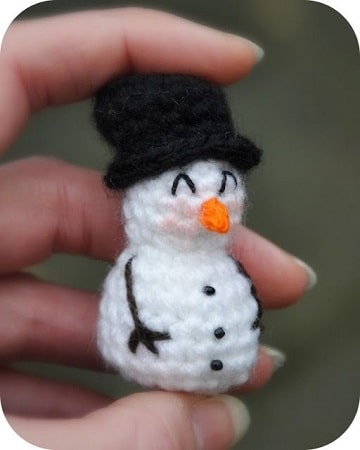 muñeco de nieve tejido a crochet pequeño