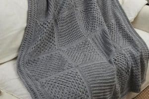 frazadas tejidas a crochet gris
