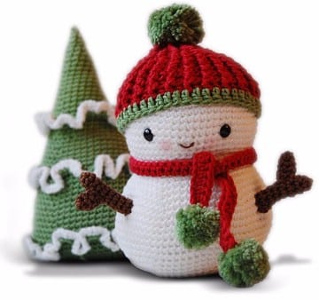muñeco de nieve con estambre y arbol navideño
