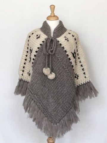ponchos y capas tejidas a crochet con borlas