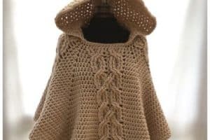el poncho con capucha a crochet de moda para niñas y damas