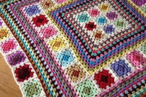 tapetes de crochet cuadrados de colores