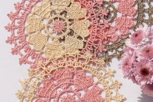 clásicas y coloridas carpetas tejidas a crochet