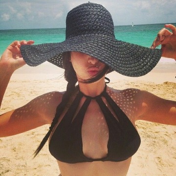 fotos de sombreros de playa para mujer
