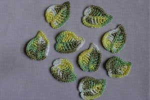 hojas tejidas a crochet pequeñas