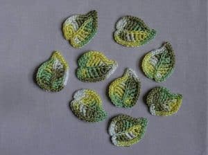 hojas tejidas a crochet pequeñas