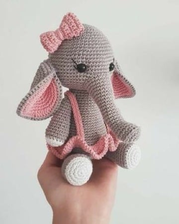 elefante tejido a crochet para niña