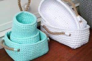 geniales cestas tejidas a crochet a 6 colores