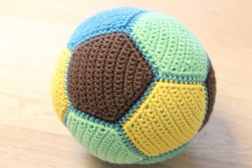 pelotas tejidas a crochet para niños