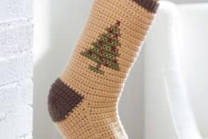 5 pasos para hacer sencillas medias navideñas en crochet