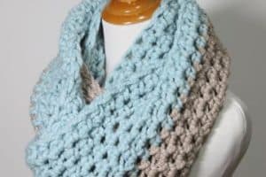 diseños de bufandas de colores a crochet y a 1 tono
