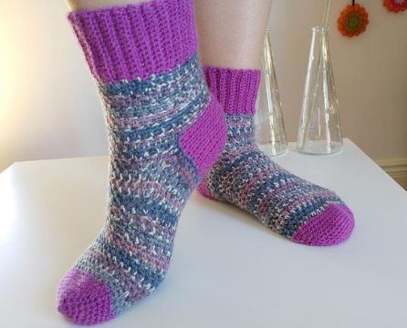 calcetines tejidos a crochet coloridos