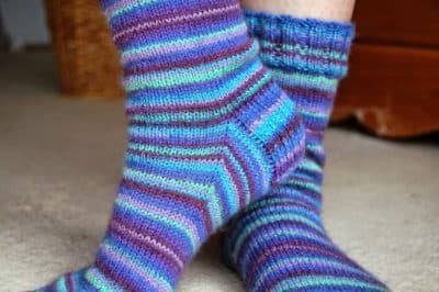 calcetines a dos agujas coloridos