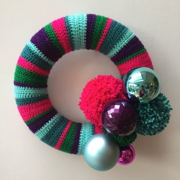 corona de navidad a crochet coloridas