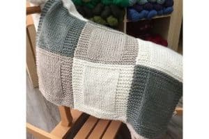 bonitas mantas de lana de colores con agujas a 56 cuadrados