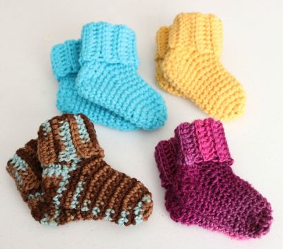 medias a crochet para bebe de diferentes colores