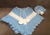 coloridos ponchos a crochet para niñas con 2 pompones
