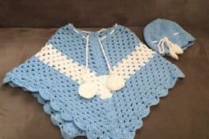 ponchos a crochet para niñas con pompones