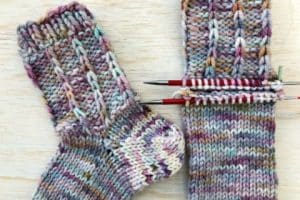 3 diseños en calcetines a dos agujas patrones sencillos