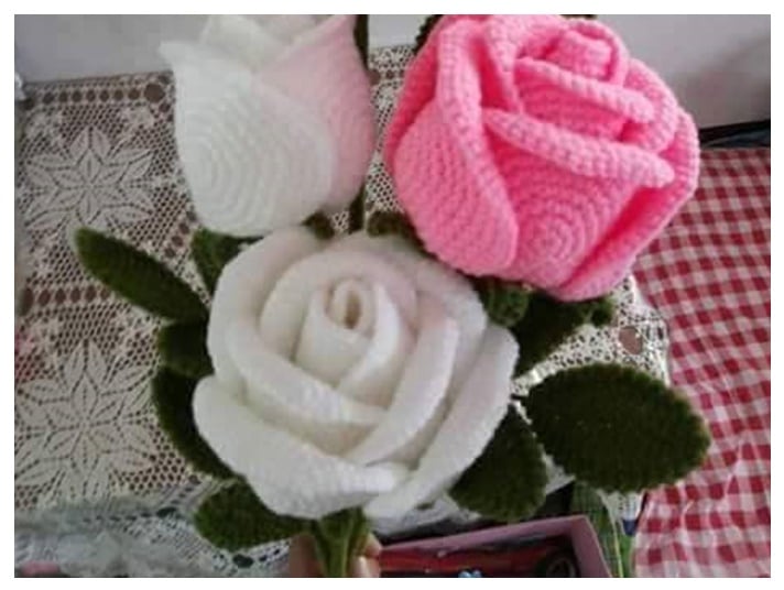 rosas tejidas a crochet ramo