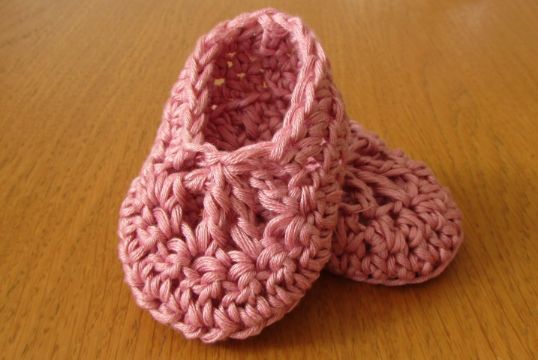 zapatos en crochet para niña puntadas entrelazadas