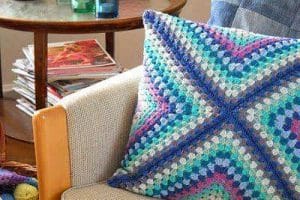 3 cojines cuadrados tejidos a crochet