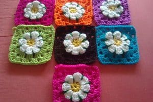 Motivo cuadrado a crochet con flor de relieve
