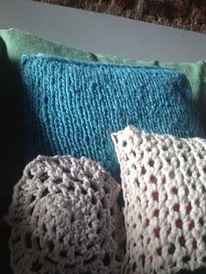 almohadones tejidos al crochet de colores 1