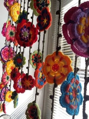 cortinas tejidas a crochet con flores modernas