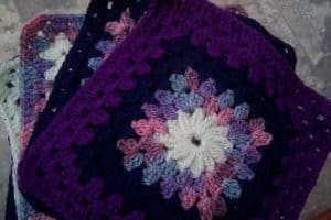 cuadrados de la abuela a crochet PASO A PASO