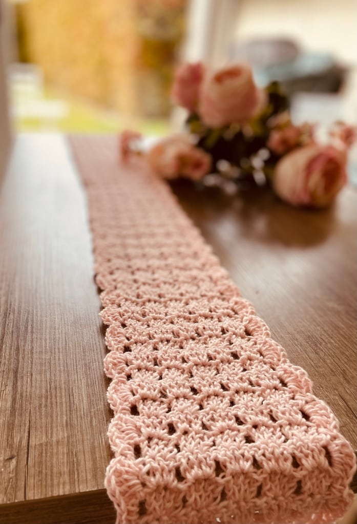 camino de mesa a crochet elegante