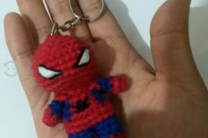 hombre araña tejido a crochet en 2 colores