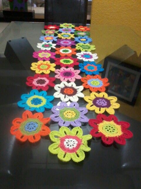 camino de mesa en crochet colores