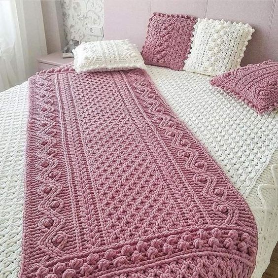 pies de cama en crochet rosa