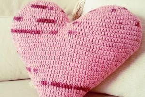 cojines a crochet con flores en forma de corazon