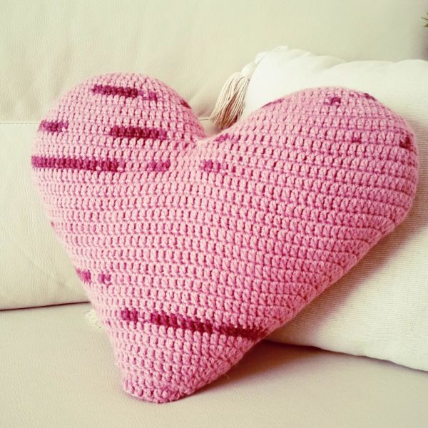 cojines a crochet con flores en forma de corazon