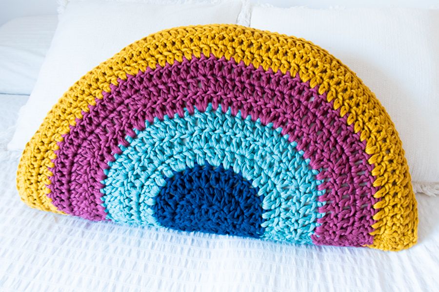 cojines a crochet con flores medio arcoiris