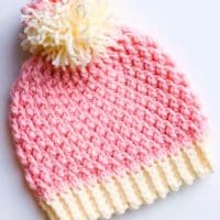 gorras a crochet para bebe con pompon en su parte superior