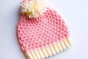 gorras a crochet para bebe con pompon en su parte superior